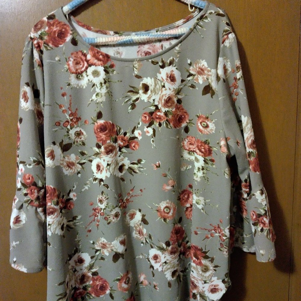 Bell Sleeve Floral Top  (gray/taupe) 3X